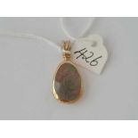 A pear shaped 9ct m.o.p pendant 4g inc