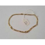 A flat curb link bracelet 9ct - 5gms