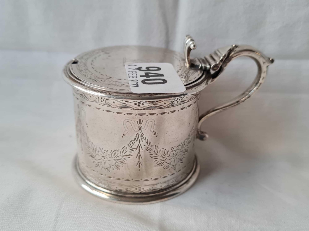 A Victorian drum mustard pot engraved with festoons, crested cover - London 1868 by AC TP - 180 g.