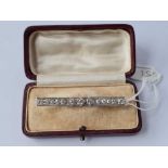 A BOXED EDWARDIAN PLATINUM AND DIAMOND BROOCH APPROX. 1.5 CARATS