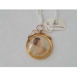 A attractive circular photo locket 9ct - 3.7 gms