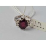 A WHITE GOLD GARNET AND DIAMOND CLUSTER RING 18CT GOLD SIZE K - 4.8 GMS