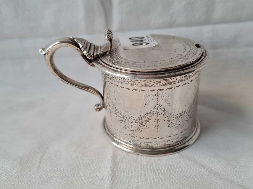 A Victorian drum mustard pot engraved with festoons, crested cover - London 1868 by AC TP - 180 g. - Image 2 of 2