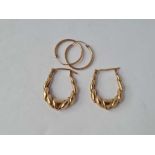 Two pairs of 9ct hoop earrings 2.3g