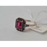 A Vintage deco red and white stone ring with large central stone set in fancy silver mount (AF) size