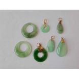 A QUANTITY OF JADE AND GOLD PENDANTS