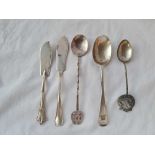 Two butter knives, one 1890 and three other spoons, 91g