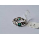 A ART DECO WHITE METAL DIAMOND AND GREEN STONE ETERNITY RING SIZE K