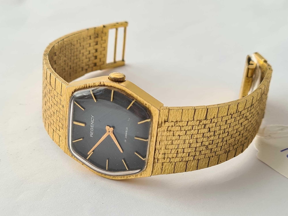 A gents Vintage Regency wrist watch with bi-coloured face on yellow metal flexible strap