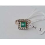 AN EMERALD RING WITH SIXTEEN STONE DIAMOND BORDER - size O - 4.2 g.