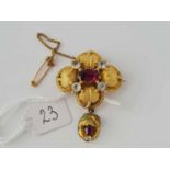 An antique gold and garnet set brooch - 6.4 g.