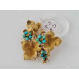 AN ANTIQUE GOLD AND TURQUOISE VINE LEAF BROOCH - 7.5 g