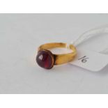 A cabochon garnet ring 18ct - size M - 3.9 g.