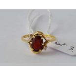 A garnet ring with two diamonds on shoulders in 18ct gold - size L - 2.6 g.