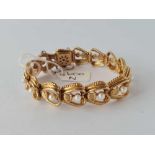 A GOOD PEARL BRACELET 22 CT GOLD - 8.7 GMS