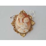 A GOOD VICTORIAN CARVED CAMEO WITH A LADY WITH BASKET OF FLOWERS MOUNTED IN DECORATIVE 15CT GOLD