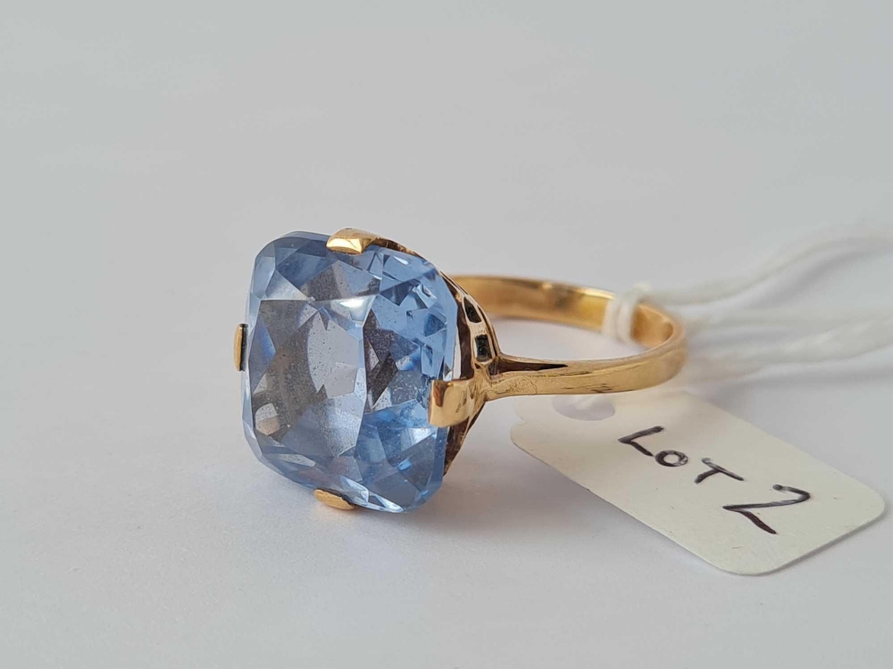 A square cut blue coloured stone ring 9ct size S - 7.7 gms