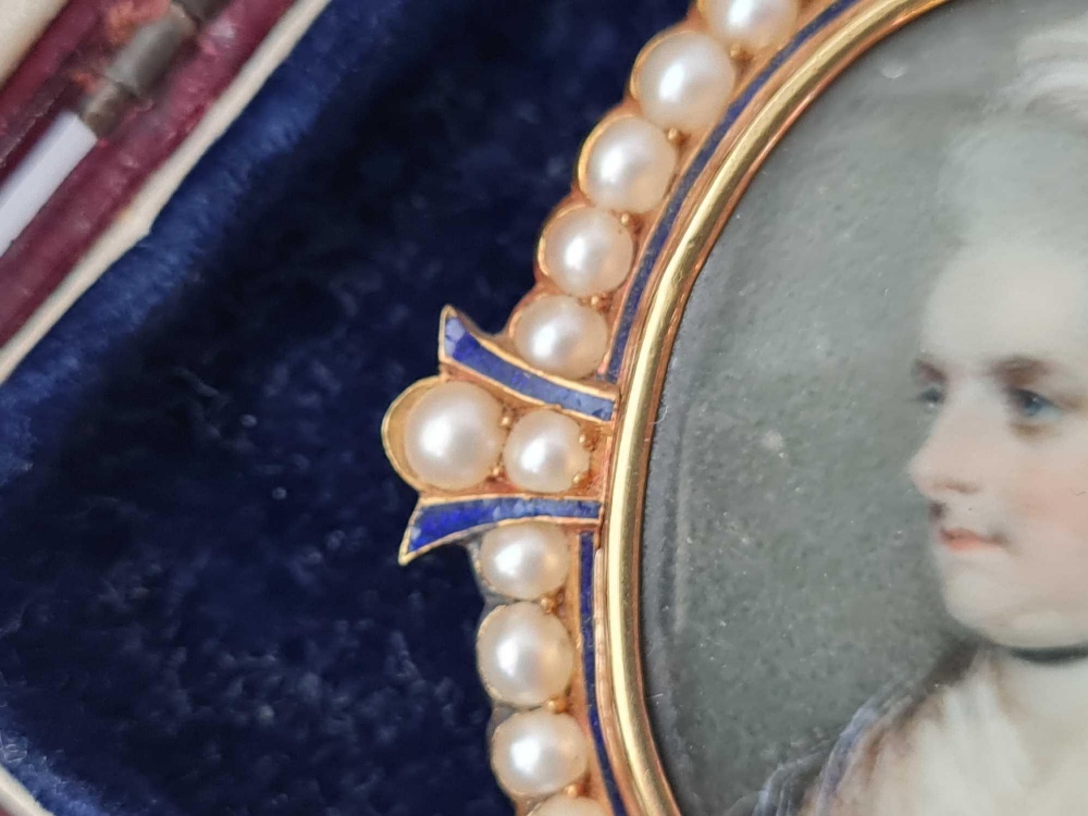A GEORGIAN ENAMEL AND PEARL FRAMED MINIATURE BY JOHN SMART 1742-1811 18CT GOLD TESTED CASED - Image 4 of 5