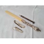 An Edwardian propelling pencil by G Riddle, London 1905, two fruit knives, one Birmingham 1877 by GU