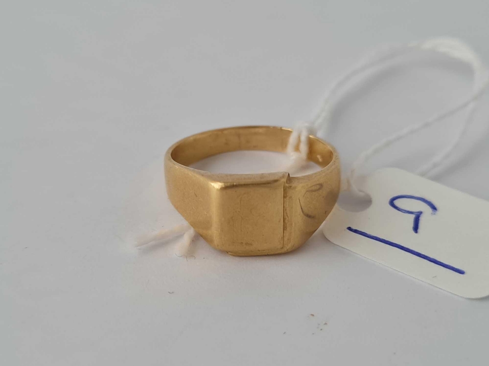 A plain signet ring 18ct gold size O 1/2 - 4.1 gms