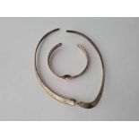 A silver neck collar and bracelet - 53 gms