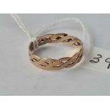 A band ring 9ct size Q - 1.3 gms