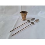 A pair of Eastern (800 standard) skewers and an oval beaker, 58g