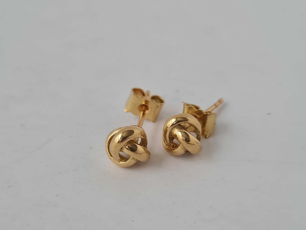 A pair of knot earrings 18ct gold - 3 gms