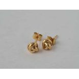 A pair of knot earrings 18ct gold - 3 gms
