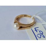 A pearl ring 9ct size H - 2.2 gms