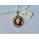 A garnet and cameo pendant 9ct - 2.7 gms