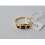 18CT HALLMARKED CARVED ½ HOOP 7/S RING SET WITH GARNETS AND DIAMOND POINTS, SIZE P
