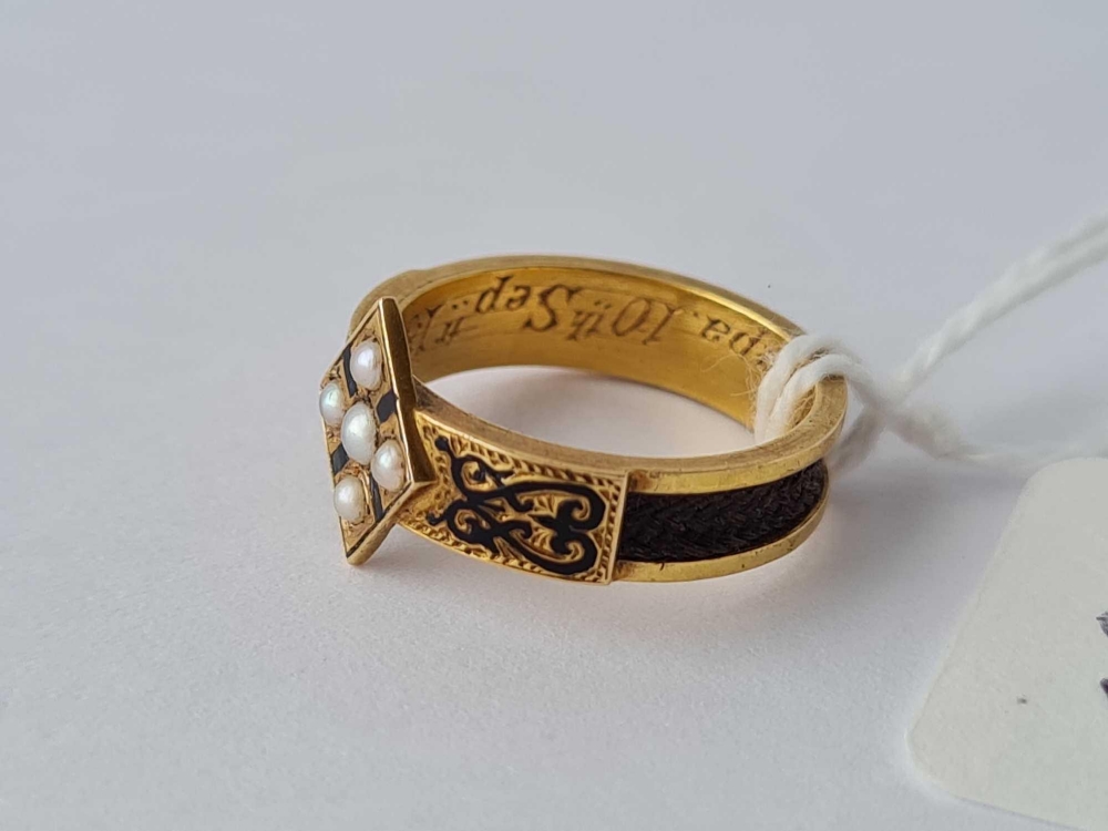 ANTIQUE VICTORIAN GOLD MOURNING RING WITH ENAMELLED DECORATION SET WITH 5 PEARLS IN A LOZENGE TO THE - Image 2 of 3