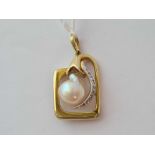 A oblong pearl and diamond pendant 14ct gold - 5.8 gms