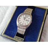 A boxed Seiko quartz gents wrist watch with seconds sweep and date aperture W/O