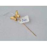 An attractive butterfly terminal stick pin 14ct gold - 1.8 gms