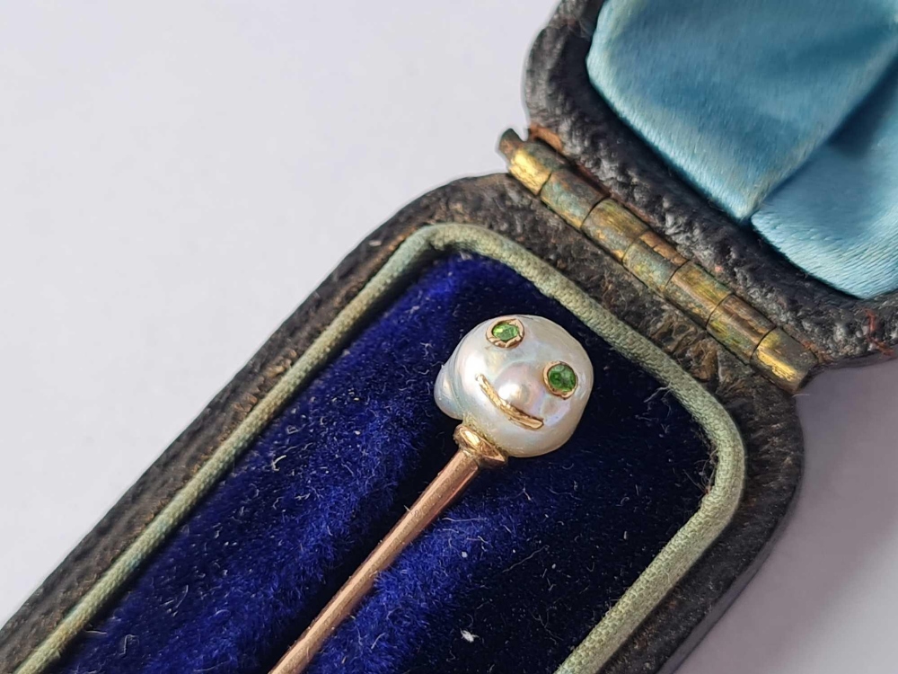 Victorian gold baroque pearl novelty stick pin depicting a face with demantoid garnet eyes - Image 2 of 2