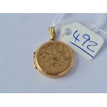 A circular gold locket 9ct - 4.1 gms