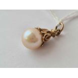 A pearl drop pendant 9ct