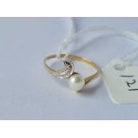 A pearl and diamond twist ring in 9ct size N 1.5g