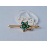 A antique gold leaf shaped brooch with turquoise - 2.4 gms