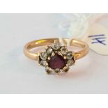 A garnet heart shaped cluster ring 9ct size L - 1.3 gms