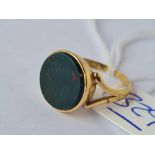 A antique blood stone ring 18ct gold size O -3.2 gms