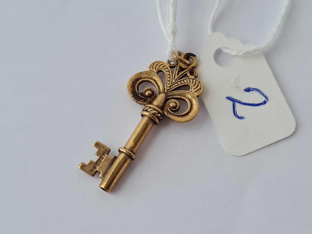 A gold charm in the form of a key 9ct - 2.2 gms