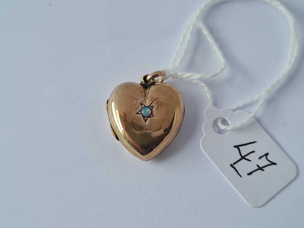 An Edwardian gold back & front heart locket set with a single opal