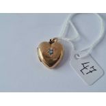 An Edwardian gold back & front heart locket set with a single opal