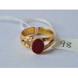 A CORNELIAN SIGNET RING 18CT GOLD SIZE S - 4.8 GMS