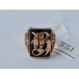 A gents gold and onyx initialled ring size W - 7.7 gms