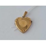 A heart shaped back and front locket 9ct - 2.9 gms