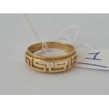 A good Greek key pattern ring 18ct gold size p - 4 gms